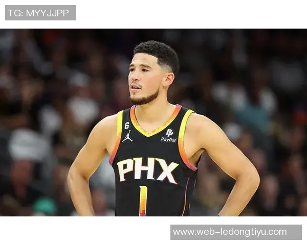 布克半场表现稳定9投5中砍下12分2篮板3助攻助力球队争胜