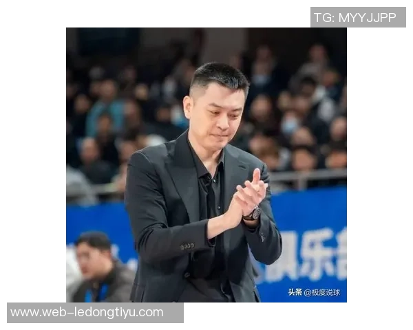 杨鸣与杜锋赛后微笑拥抱展现对输球的坦然态度