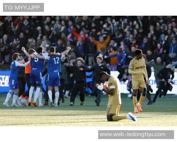 德里赫特社交媒体庆祝球队2-1战胜水晶宫并欢迎利马重返赛场