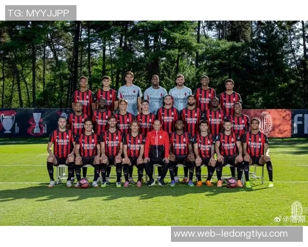 米兰2526赛季全家福揭晓阿莱格里与莫德里奇同框引热议